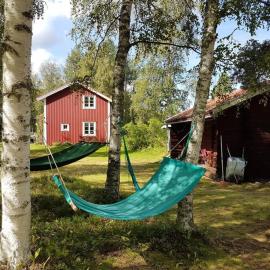 Charmig gård med bastu, strandtomt och utedusch i naturskönt område, khách sạn ở Sveg