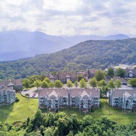 SKY HIGH VIEWS!!-Peak Mountaintop-Outdoor Pool-Close to Downtown-Private Balcony-WiFi-Cable, hotel in Gatlinburg