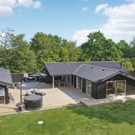 5 Bedroom Amazing Home In Glesborg