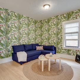 Bright Minneapolis Apartment - 1 Mi to Downtown!, Hotel in Minneapolis