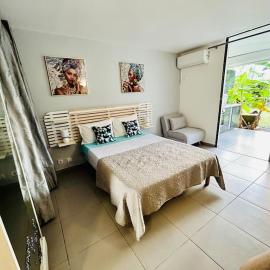 Studio cosy plage et piscine à Bas Du Fort -avec Citerne-