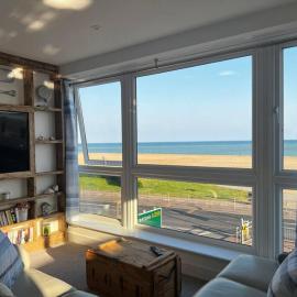 Beachfront retreat apartment with amazing terrace