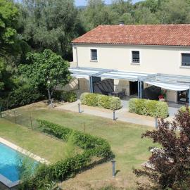 2 bedroom home with shared pool in lovely market town of Olonzac in wine region, hotel a Olonzac