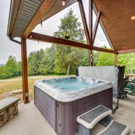 3-Acre Benezette Cabin: Hot Tub, Grill & Mtn View, hotel i Benezette