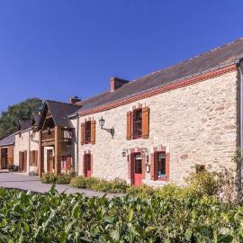 Chambre rustique avec lit king-size, cheminée, petit-déjeuner et équipements pour enfants à Bouvron - FR-1-306-1249, hotel em Bouvron
