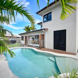 Stylish Beach Side Gem - pool, beach ZG7, hotel in Kawana Waters