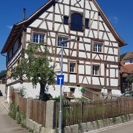 Historisches Fachwerkhaus "Hoher Hirschen" mit romantischem Hof und Garten - Charmantes Studio und grosses, museales Apartment