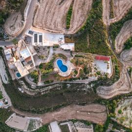 Luxury Farmhouse Villa surrounded with Nature & Farm Animals Alpacas etc, Hotel in Għasri