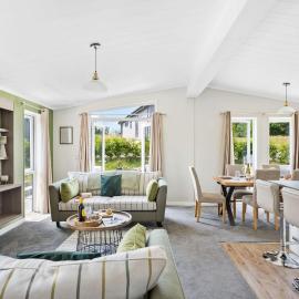 Rose Lodge, 21 Roadford Lake Lodges - Hot Tub, Free Parking and WiFi, Short Walk to Lake, Hotel in Lifton