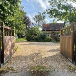 Cottage 7 mins from Henley with gated parking, hotel a Henley on Thames