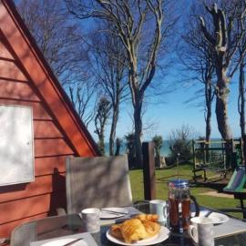 Escape to a Clifftop Chalet with pool and tennis onsite - 1A Kingsdown Holiday Park, hotel u gradu 'Kingsdown'