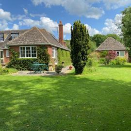Rectory Bungalow Holiday Apartment, хотел в Lower Brailes