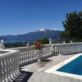 Ferienhaus Patrizia with a fantastic view of Lake Maggiore and the pool, hotelli kohteessa Gordola