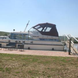 The Rose - 37ft Lakeside Yacht with Hot Tub, Hotel in Swansea