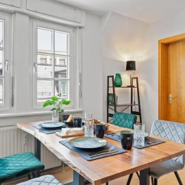 Krone - ES Bhf - 2Zi & 90m2 & 6xPrs - Balkon - 65"TV, hotel in Esslingen