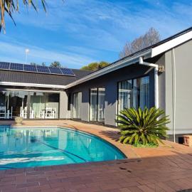 S & S Village Guest House, hotel a Meyerton