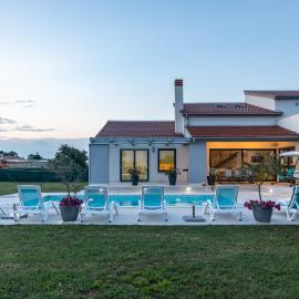 Beautiful villa Eva with private pool near the beach, Hotel in Šišan