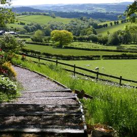 Barley Cottage - 5* Cyfie Farm with log burner and private covered hot tub, hotel in Llanfyllin
