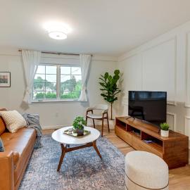 Walk to Shops & Dining: Glen Cove Apt w/ Yard!, hotel u gradu Glen Cove
