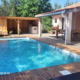 Grande maison de vacances 12pers PISCINE, hotel in Béliet