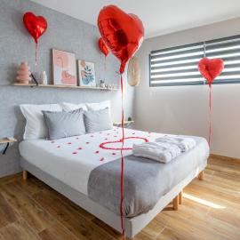 L'entre deux-suite romantique - jacuzzi privatif - clim réversible - wifi, hôtel à Le Somail