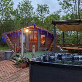 Wooden tiny house Glamping cabin with hot tub 1, hotel a Tuxford