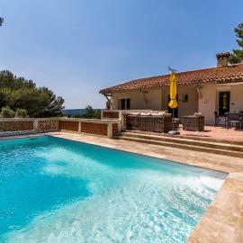 Villa Les Cigales Velaux, hotel u gradu Velaux