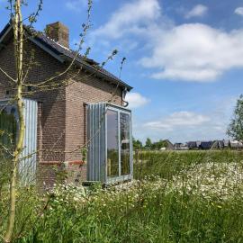 Tiny house Van hoogspanning naar ontspanning, מלון בWirdum