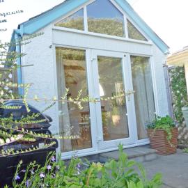 The Boathouse, Kingsbridge - Romantic detached annexe with parking & estuary walk to great pub, hotel in Kingsbridge