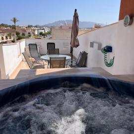 Atico Helena con solarium y jacuzzi privado en Laguna Beach، فندق في فيرا