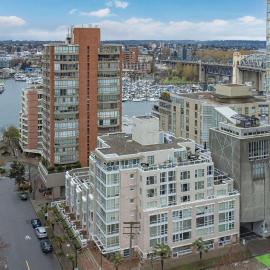 1BD+Den condo, with free parking in Downtown!