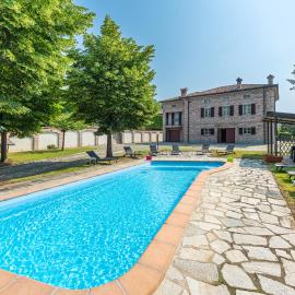 Villa Cornelia , entire Villa with private pool, Hotel in Corneliano d'Alba