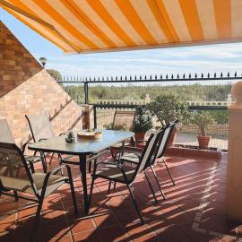 Tolles Ferienhaus mit Sonnenterrasse direkt am Meer, hotel in Isla Cristina