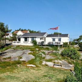 Seaside cabin with terrace and ocean view