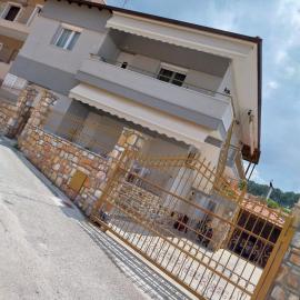 Megi Cozy Apartment Polygyros Chalkidiki、ポリギロスのホテル
