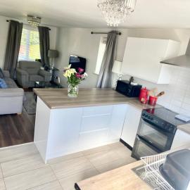 Cheerful 2-bedroom home with free parking