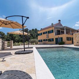 Apartments Silent Olive Garden, отель в Вела-Луке