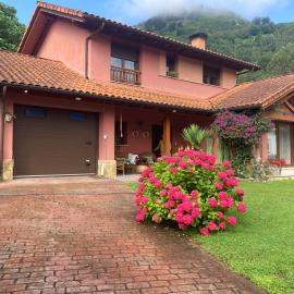 Casa roja, hotel Marrón városában