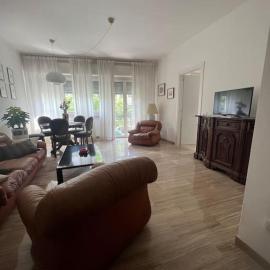 Da Emma e Carlo - homy apt., отель в Тирано