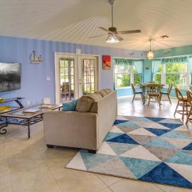 Pet-Friendly Sebastian Home: w/ Porch + Lake View!, hotelli kohteessa Sebastian