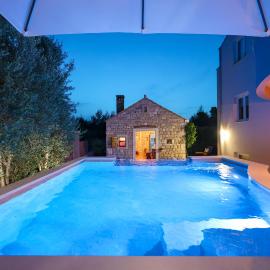 Pool apartment with traditional Dalmatian Konoba, hotel in Nin