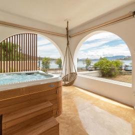 Faidon's Luxury House with jacuzzi by AegianKazarte, hotel di Kapótidhes