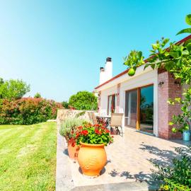 Villa Bougainvillea, hotel in Epanomi