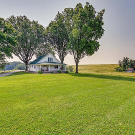 Dobson Farmhouse w/ Scenic Porch - Near Vineyards!, hotel i Dobson