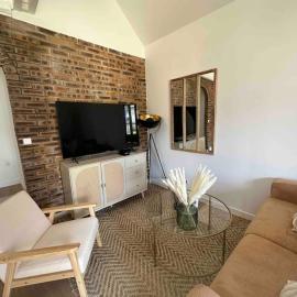 Maison Jardin Proche Paris، فندق في فيلوجويف