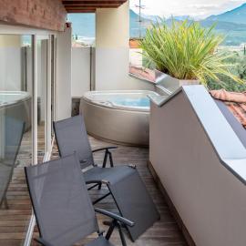 Charming Loft - Private Hot Tub & Free Parking