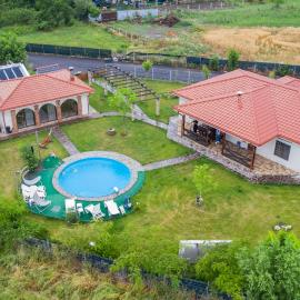 Casa Arcadia 2 piscina,ciubar, hotelli kohteessa Merei