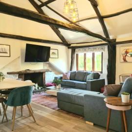 Historic Property with Stunning Views (Walk to the pub), hotel a Hennock