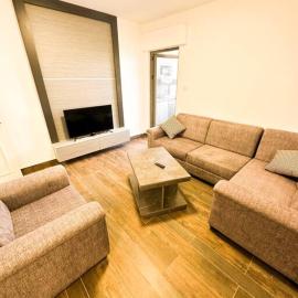 central apartment for rent 28, hotel u gradu Umm Uthainah