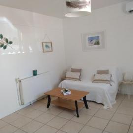 Studio neuf climatisé proche d'Agde, hotel em Bessan